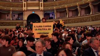 Trento, fischi e striscioni degli ambientalisti contro Salvini. Il ministro: «Voi volete le auto elettriche prodotte in Cina dove bruciano il carbone»