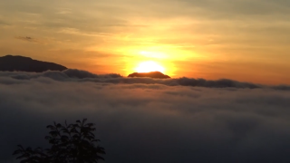Alba da sogno in Indonesia: il sole sorge sopra a uno spesso strato di nuvole
