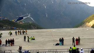 Elicottero fuori controllo mentre sta per atterrare, si avvita e finisce nella scarpata: tragedia sfiorata in India