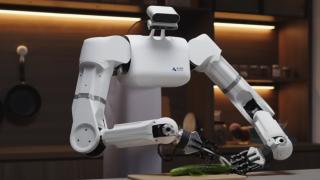 Stira, pulisce, cucina: questo robot sorprende per la velocità e la destrezza nell'eseguire le faccende di casa