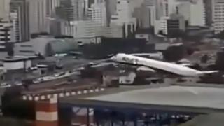 Catastrofe sfiorata: l’aereo decolla all’ultimo sulla pista di San Paolo