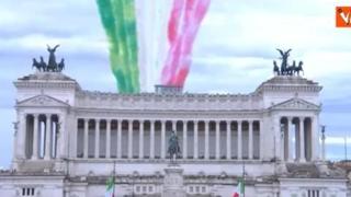 Il volo delle Frecce Tricolori sull'Altare della Patria in occasione della Festa della Repubblica