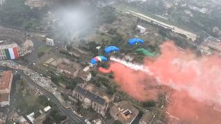 2 Giugno, il lancio dei parà dell'Esercito sotto la pioggia per portare il Tricolore davanti al Presidente Mattarella