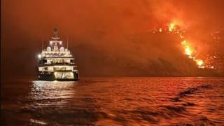 Ira in Grecia: lanciano fuochi d’artificio dal mega yacht e causano un incendio boschivo