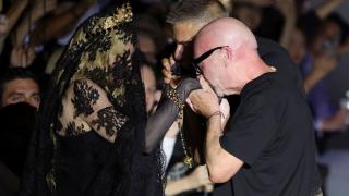 Madonna alla sfilata di Dolce e Gabbana a Milano: in prima fila con velo in pizzo nero