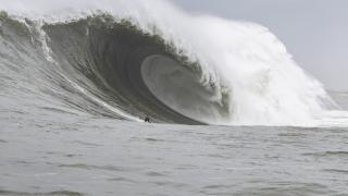 Lo spettacolare record di surf: l'onda gigantesca è alta 33 metri