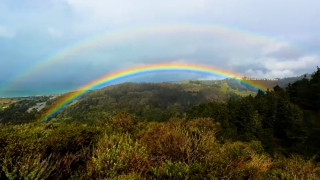 California: lo spettacolare doppio arcobaleno davanti alla costa del Pacifico