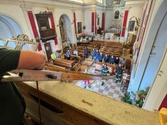 Trevisocorista si sente male in chiesa nella loggia a tre metri di altezza: calata con la corda dai vigili del fuoco