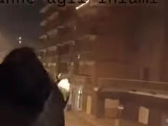 Tarantospari dal balcone nella notte di Capodanno: 14enne ripreso mentre impugna la pistola. E il video fa il giro del web. Identificato dalla polizia