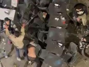 Firenzerissa a colpi di seggiole e tavolini in piazza Duomo nella notte di Capodanno. I gestori della pizzeria: «Hanno distrutto tutto»