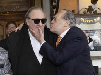 Barillari-Depardieu, pace fatta all’Harry’s Bar dopo la rissa nel 2024: strette di mano e baci