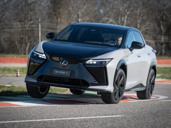 Lexus Rzconfronto in pista tra lo sterzo digitale e volante da F1 contro il tradizionale