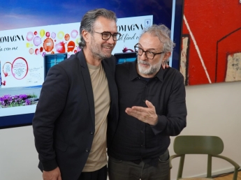 Vinitaly 2026sarà Cracco a cucinare nel padiglione Emilia-Romagna al posto di Bottura: «Piadine (stellate) e non