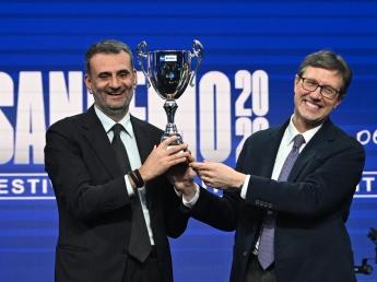 Quel «canto largo» dei politici-cantanti a Sanremo: al duo Decaro-Nardella la vittoria al Festival bipartisan