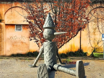 Pinocchio antimilitaristaun burattino di 5 metri nel centenario di Dario Fo
