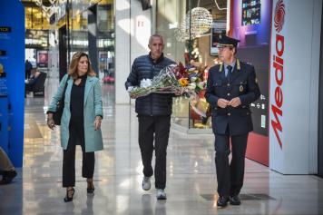 The mayor of Assago Lara Carano (L) and the councilor for safety Marco La Rosa (C) bring the flowers to the Milanofiori shopping center in Assago the day after the bloody events of 27 October, Milan, Italy, 28 October 2022.  Today is a day of city mourning in Assago: flags at half mast and minutes of silence at 12 and 17. ANSA/MATTEO CORNER