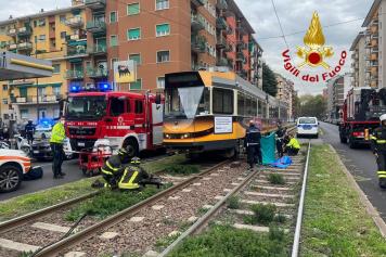 Milano, 14enne in bicicletta muore dopo essere stato investito da un tram in via Tito Livio