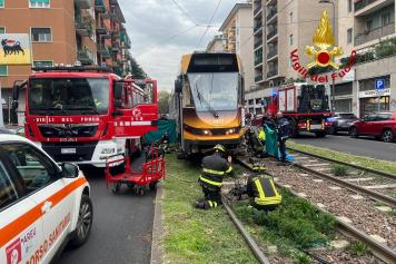 Milano, 14enne in bicicletta muore dopo essere stato investito da un tram in via Tito Livio