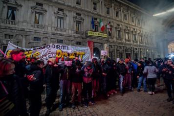 Prima della Scala, le proteste in piazza