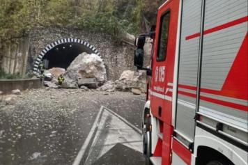 Frana sulla Lecco-Ballabio, distrutto un furgoncino
