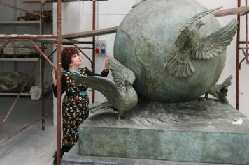 Gina Lollobrigida a Pietrasanta insieme alle sue sculture 
