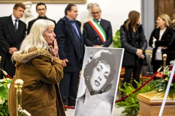 Camera ardente di Gina Lollobrigida: l'omaggio alla star di ammiratori e fan