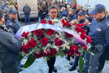 Funerali Gina Lollobrigida: folla e applausi per l'addio alla diva. In chiesa c'è anche Andrea Piazzolla