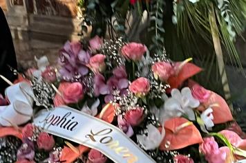 Funerali Gina Lollobrigida: folla e applausi per l'addio alla diva. In chiesa c'è anche Andrea Piazzolla