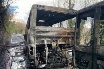Barga, a fuoco due pullman pieni di studenti: i bus avevano più di 17 anni e oltre un milione di chilometri all'attivo