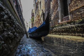 Venezia a secco, canali e rii ora si svuotano 