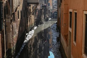 Venezia e la bassa marea: canali in secca e gondole nel fango