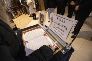 Funerali di Lucia Lagrasta, moglie di Lino Banfi. Letta una lettera del Papa. L'attore: «Ora è più famosa di me»