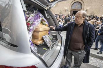 Funerali di Lucia Lagrasta, moglie di Lino Banfi. Letta una lettera del Papa. L'attore: «Ora è più famosa di me»