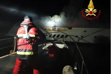Leuca, incendio a bordo di uno yacht:equipaggio in salvo, barca distrutta