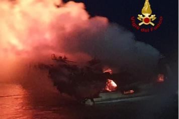 Leuca, incendio a bordo di uno yacht:equipaggio in salvo, barca distrutta