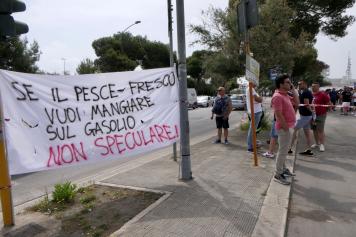 Caro-gasolio, pescatori pugliesi in protesta davanti al porto Bari