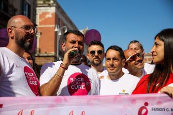 Bari diventa rosa con la prevenzione di Race for the cure. «Piccolo aiuto»