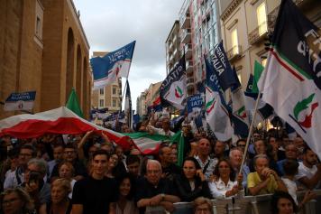 Le bandiere dei sostenitori in via Sparano a Bari