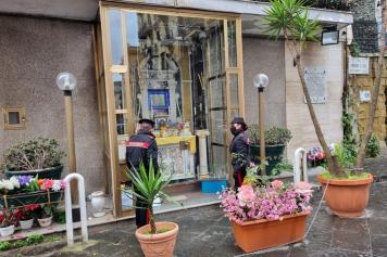 Camorra, a Napoli sequestrate 11 edicole votive dedicate ai boss