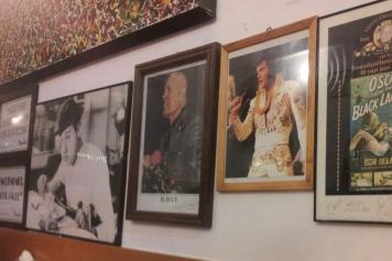 Le foto alle pareti del ristorante