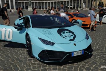 Maradona, una Huracan con il volto dipinto del Pibe la più celebrata al meeting Lamborghini di Napoli