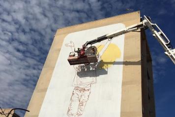 In Sicilia la scuola inizia, ma non per tutti: molti istituti rinviano. E spunta il murale simbolo...
