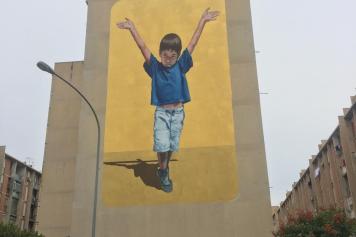 Allo Sperone di Palermo il murale del bimbo con le braccia aperte: è già un simbolo di questa difficile ripartenza