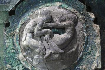 Scavi Pompei, ritrovato un carro con decori a tema erotico: «Salvato dai tombaroli»