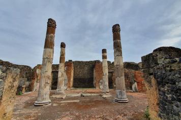 Completato il restauro delle colonne della Casa del Fauno negli Scavi di Pompei. Erano state danneggiate dalle bombe della seconda guerra mondiale e dal terremoto del 1980