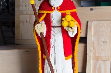 San Nicola in mattoncini Lego: al museo civico la statua che piace ai bambini ma anche ai grandi