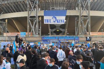 Migliaia di tifosi del Napoli davanti al San Paolo, che sarà presto intitolato a Diego Armando Maradona, per un simbolico abbraccio al loro idolo scomparso. La folla si è radunata poco dopo le 16 e il pellegrinaggio è continuato fino alla sera