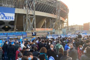 Addio a Diego, a Napoli l’abbraccio dei tifosi dallo stadio al Plebiscito. Migliaia in strada, salta la zona rossa