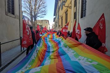 Manifestazione antifascista a Firenze: «Siamo più di 50 mila». Colloquio e stretta di mano tra Schlein e Conte
