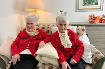 Foggia, gemelle centenarieLa grande festa di compleanno«Il nostro segreto? Volerci bene»